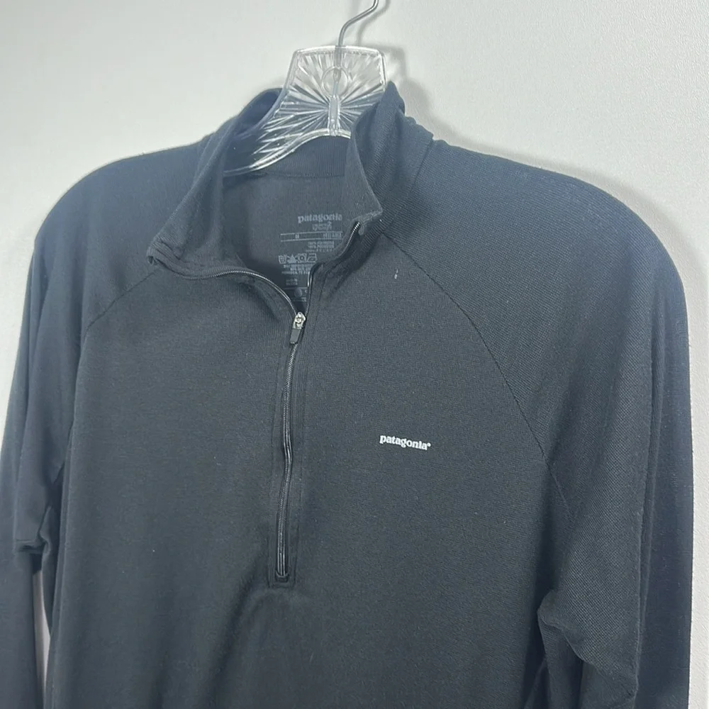 Patagonia Men’s Capilene II lightweight 1/4 zip jacket size medium.Black